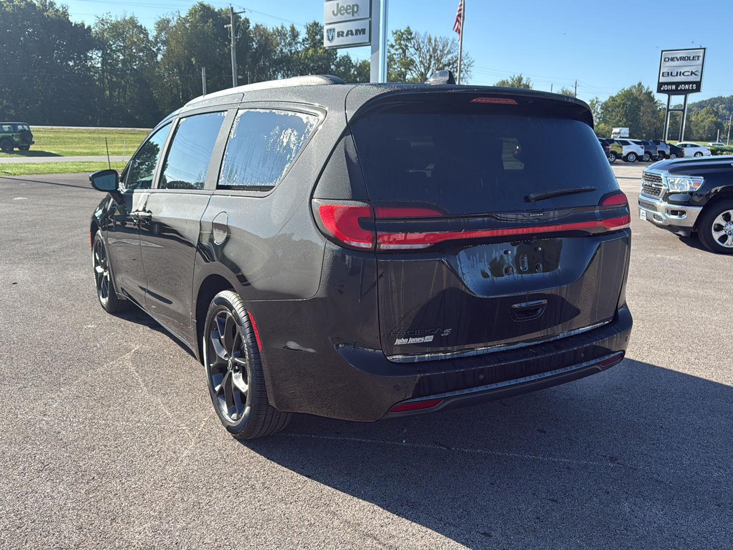 2026 Chrysler Pacifica photo 15