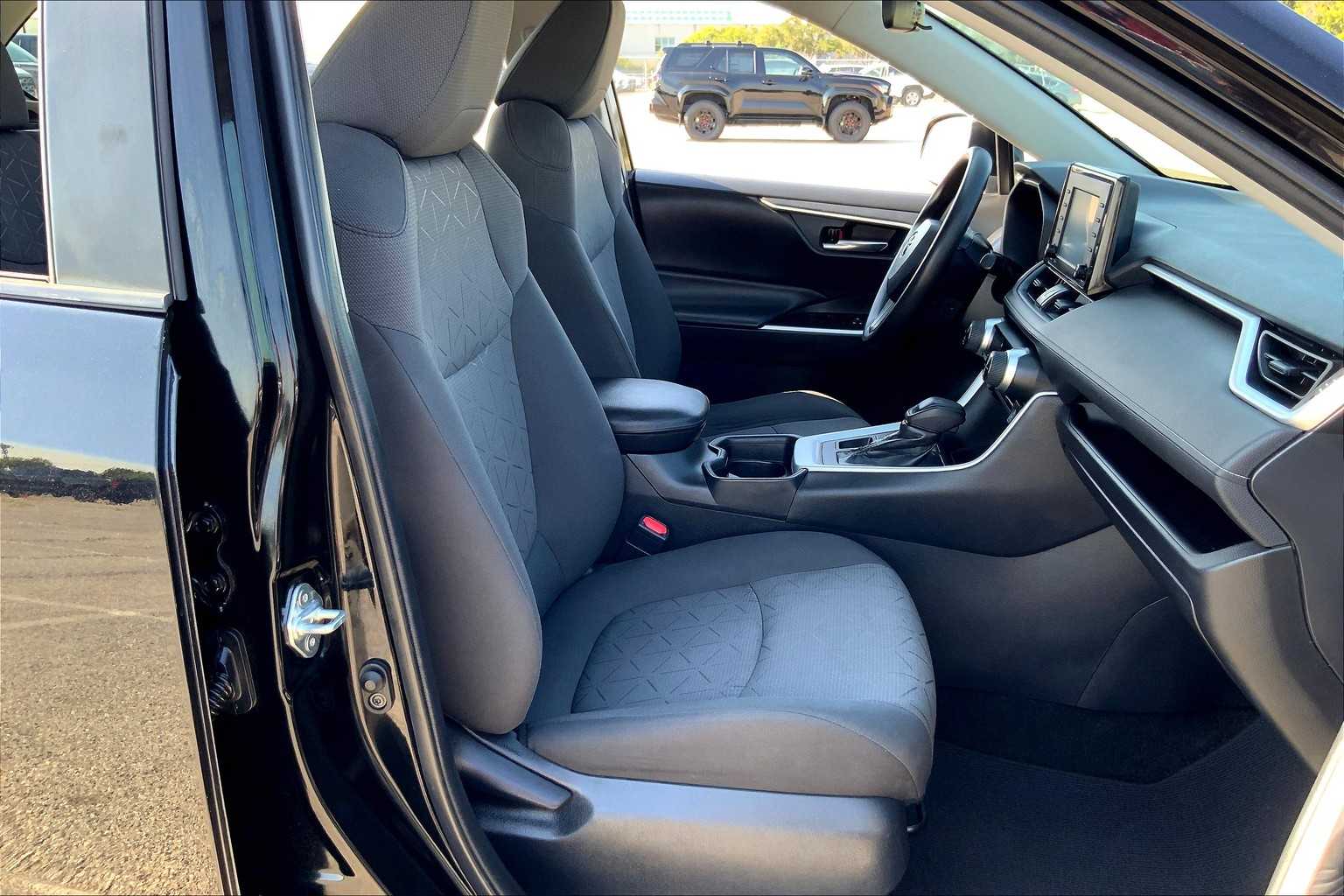 2021 Toyota RAV4 XLE photo 7