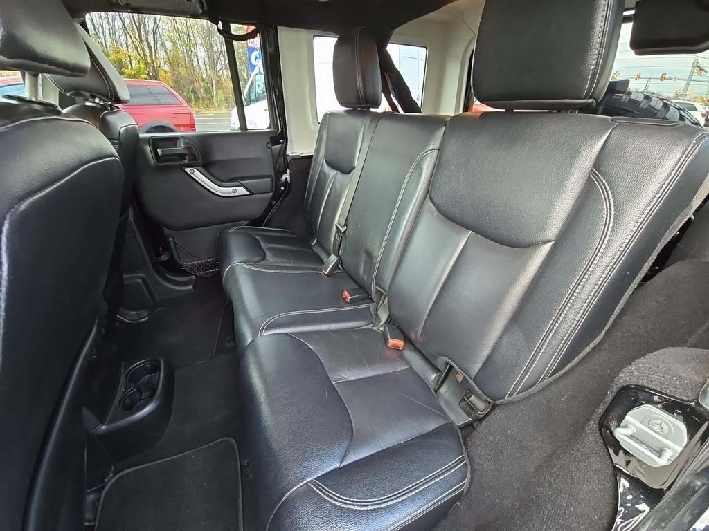 2015 Jeep Wrangler Unlimited Sahara photo 4
