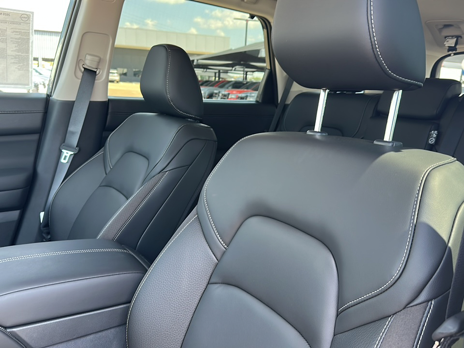 2025 Nissan Pathfinder SL photo 3
