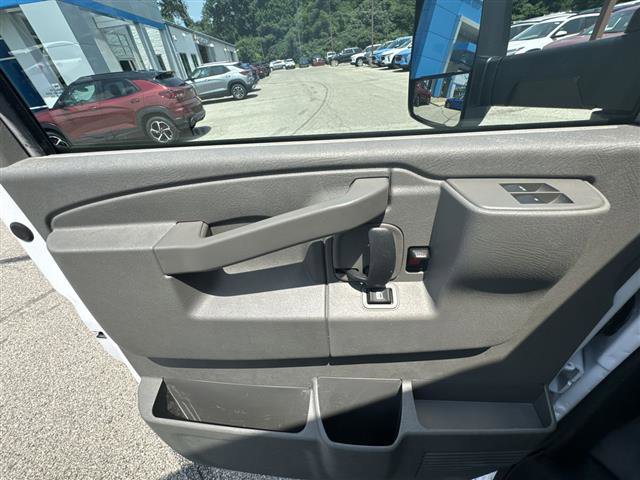 2024 Chevrolet Express Cutaway 3500 photo 8