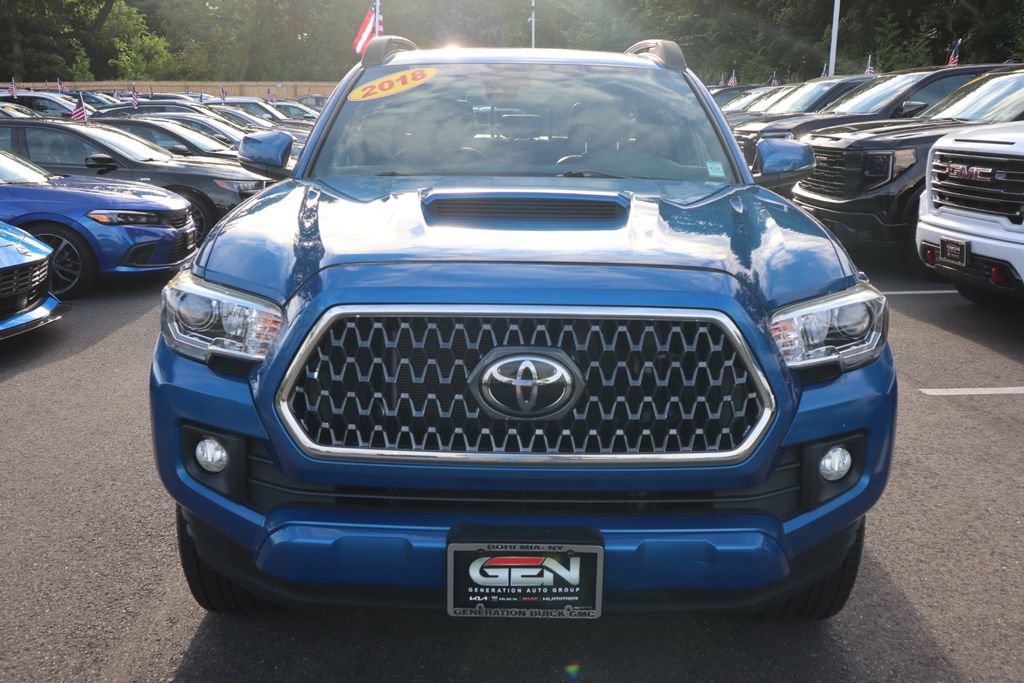 2018 Toyota Tacoma TRD Sport photo 2