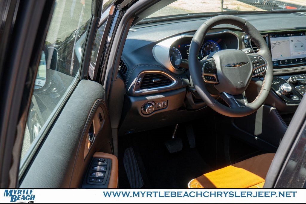 2026 Chrysler Pacifica Pinnacle photo 16