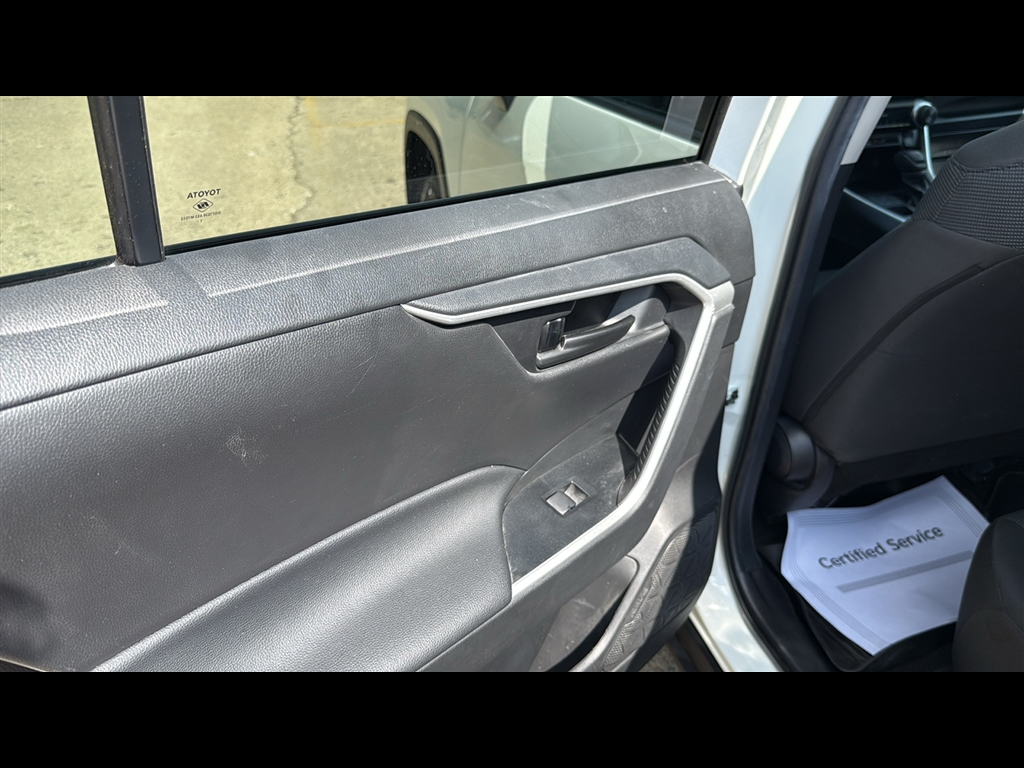 2022 Toyota RAV4 LE photo 14
