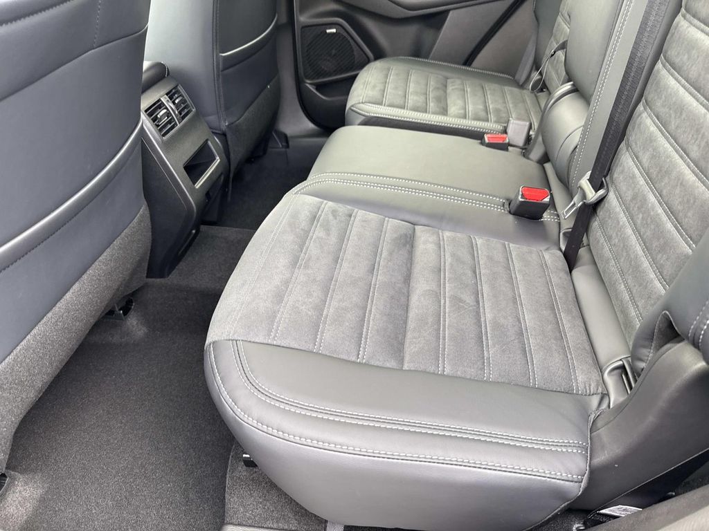 2025 Mitsubishi Outlander SE photo 13