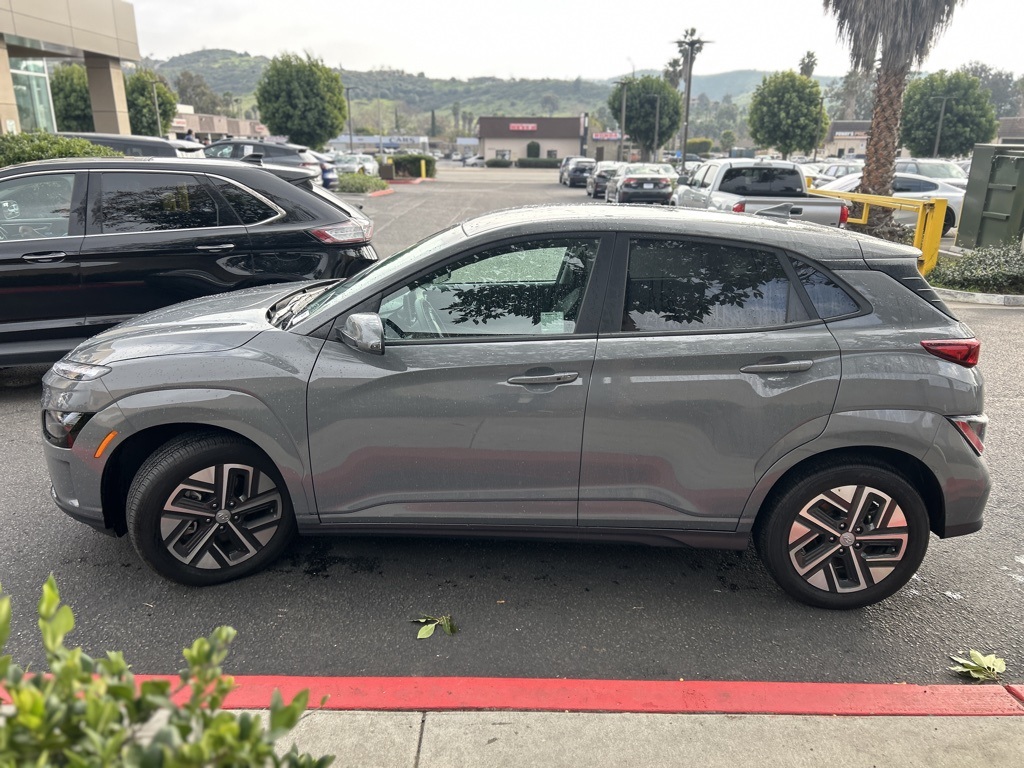 Used 2023 Gray Hyundai SE image 4