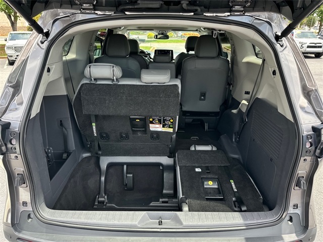 2024 Toyota Sienna XLE photo 24