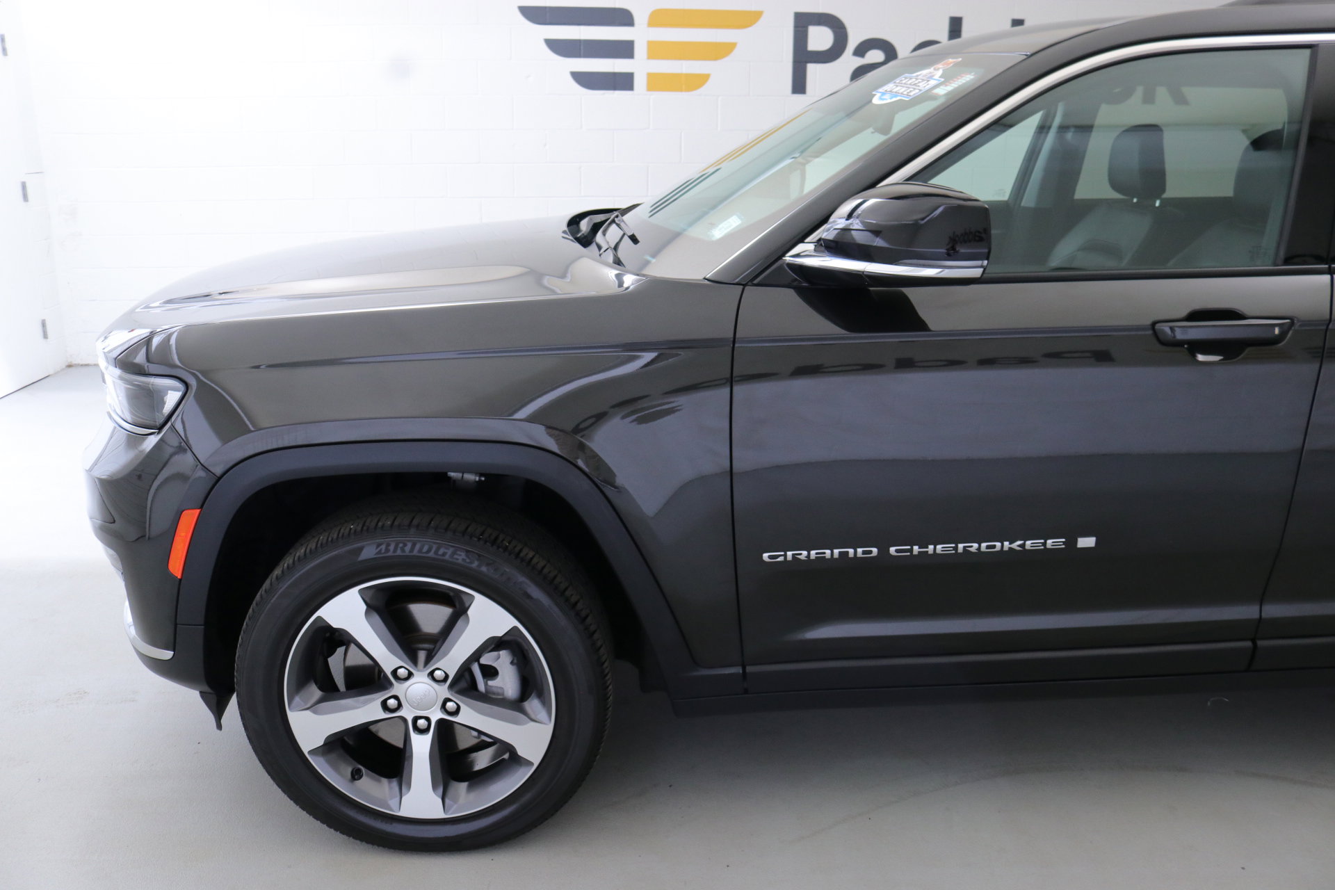 2023 Jeep Grand Cherokee Limited photo 2