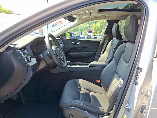 2025 Volvo XC60 B5 Plus photo 15