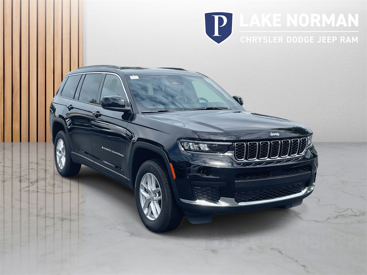 2025 Jeep Grand Cherokee Laredo photo 2