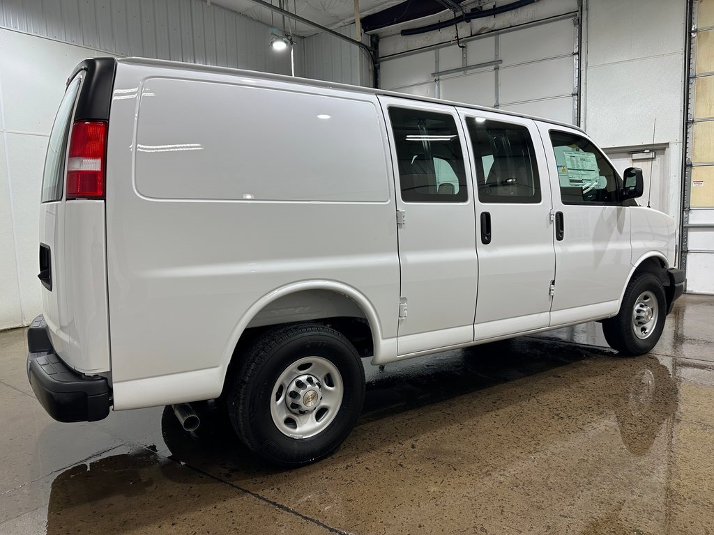 2025 Chevrolet Express Cargo 3500 photo 4