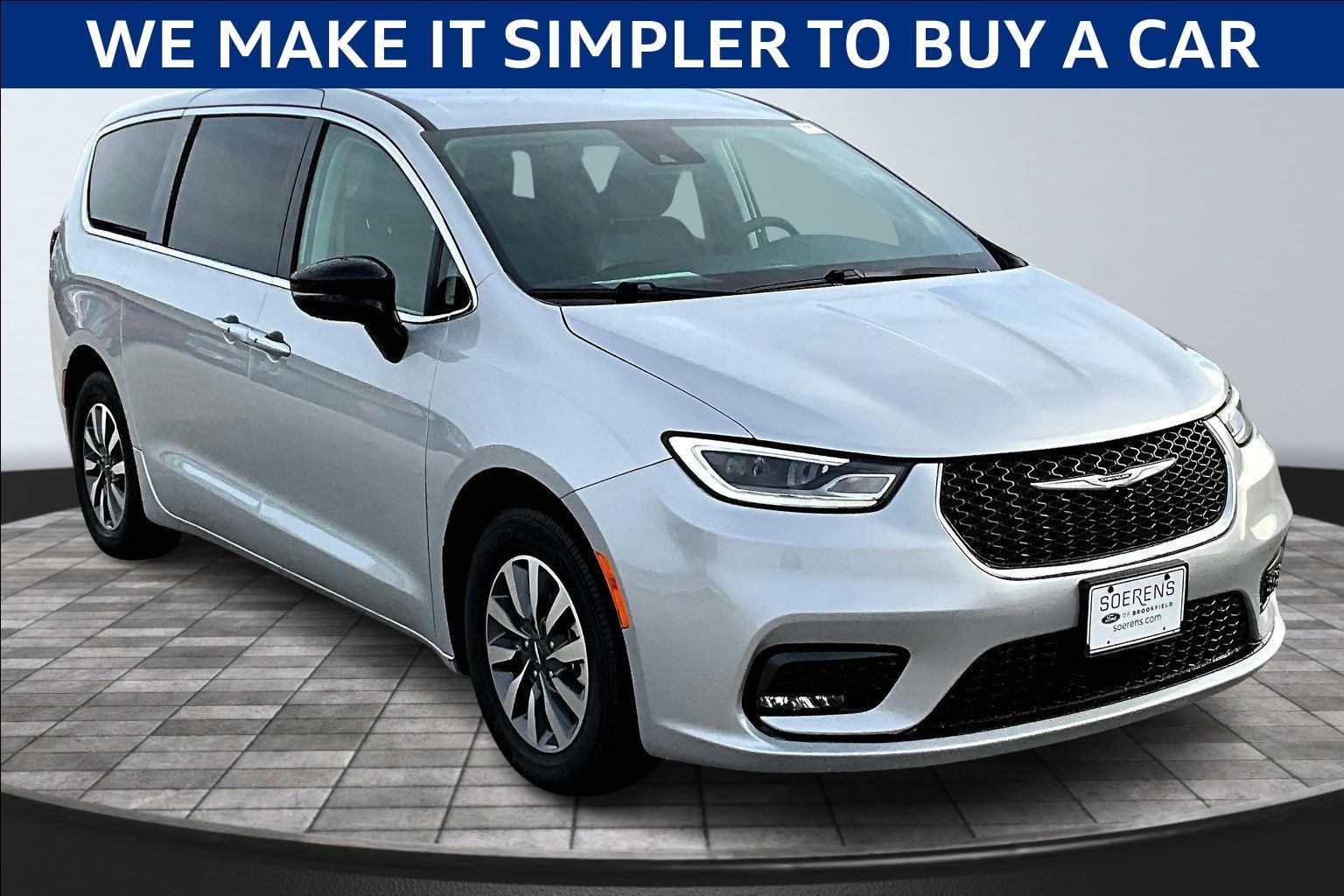 2024 Chrysler Pacifica PHEV Select's photo