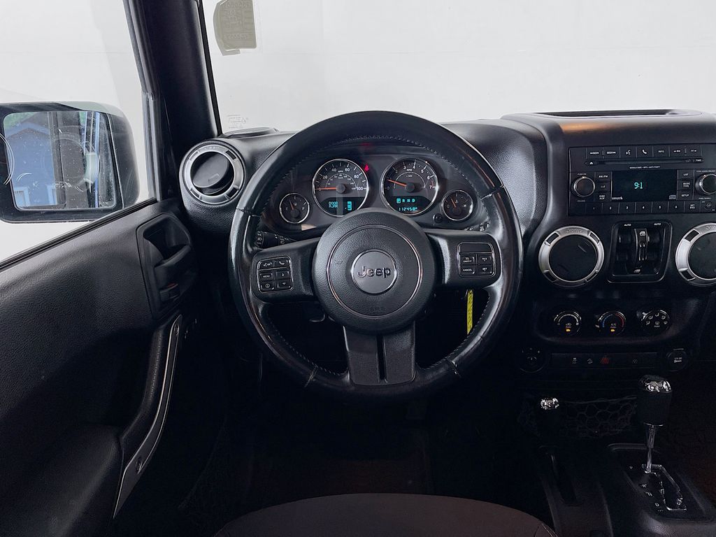 2015 Jeep Wrangler Unlimited Sahara photo 19