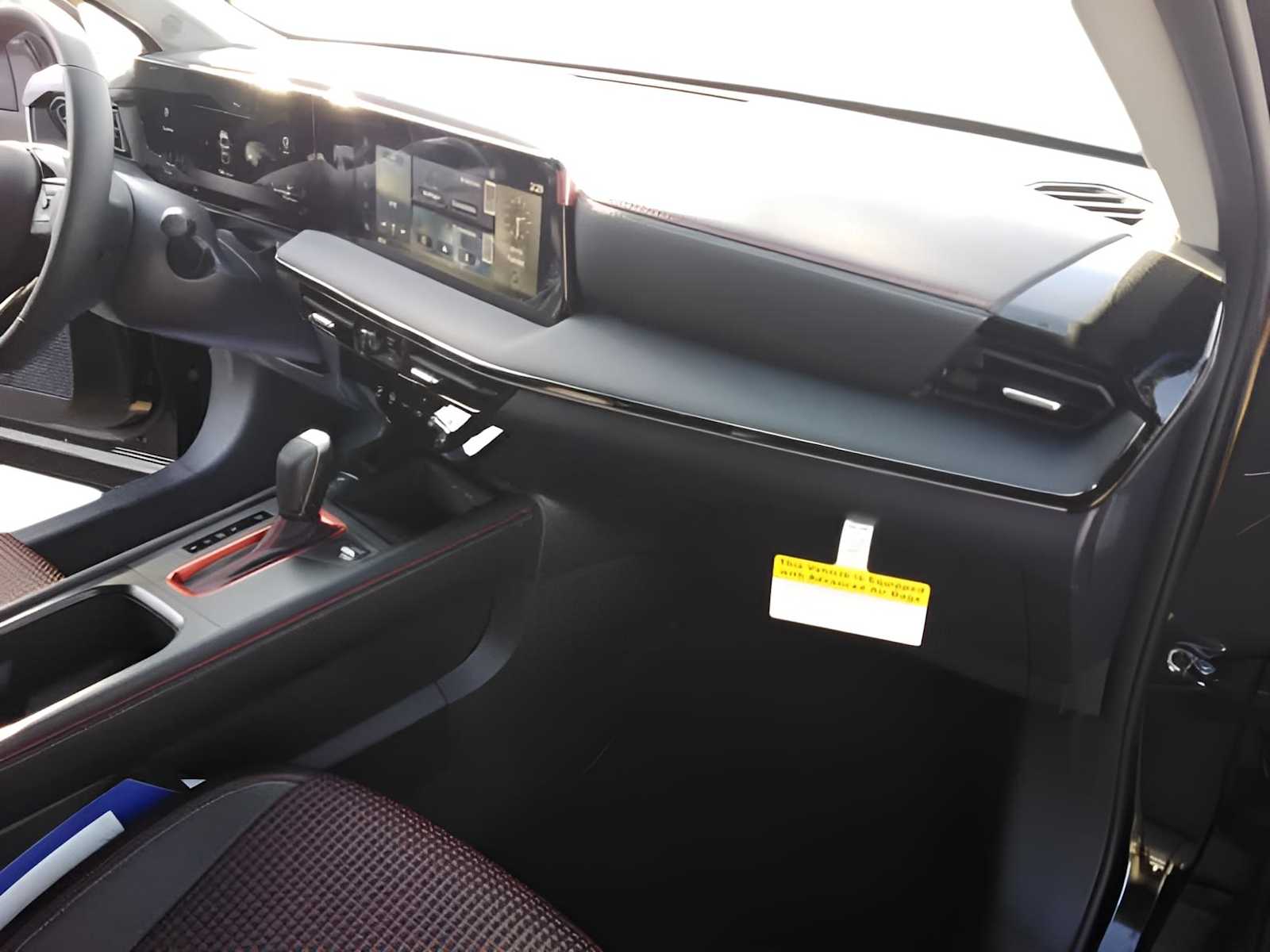 2025 Nissan Kicks SR photo 4