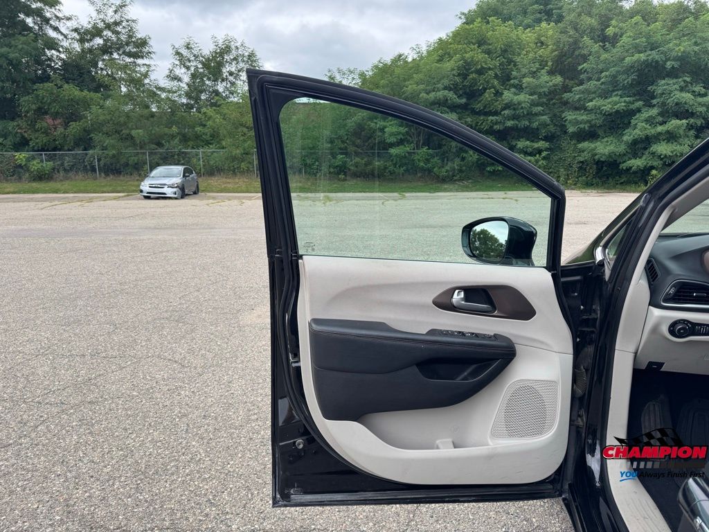 2017 Chrysler Pacifica Touring L photo 11