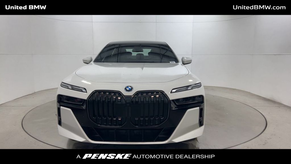 2026 Bmw 750e photo 3