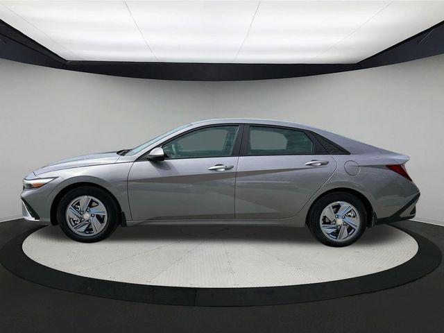 2025 Hyundai Elantra SE photo 3