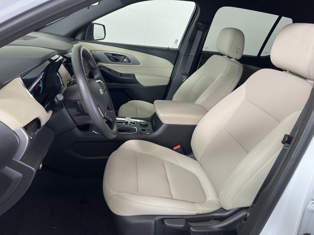 2023 Chevrolet Traverse LS photo 2