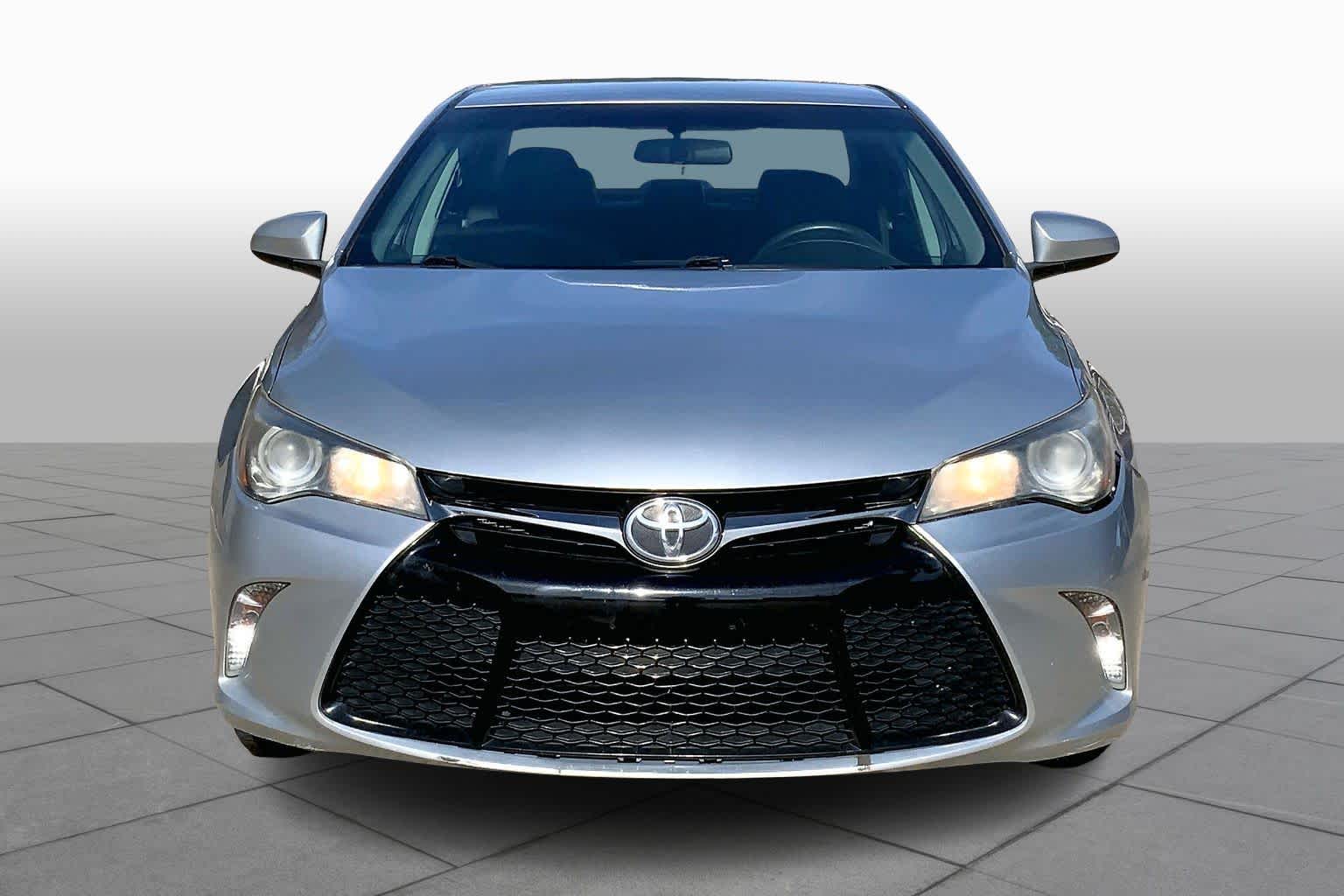 2017 Toyota Camry SE photo 3