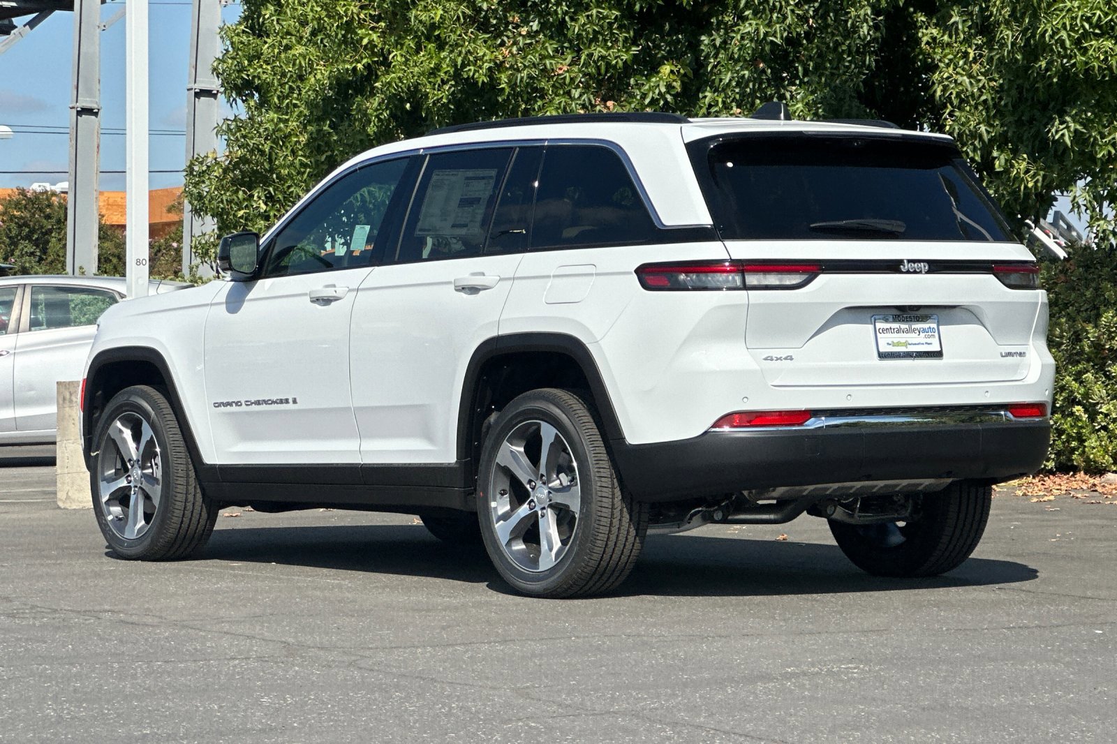 2025 Jeep Grand Cherokee Limited photo 2
