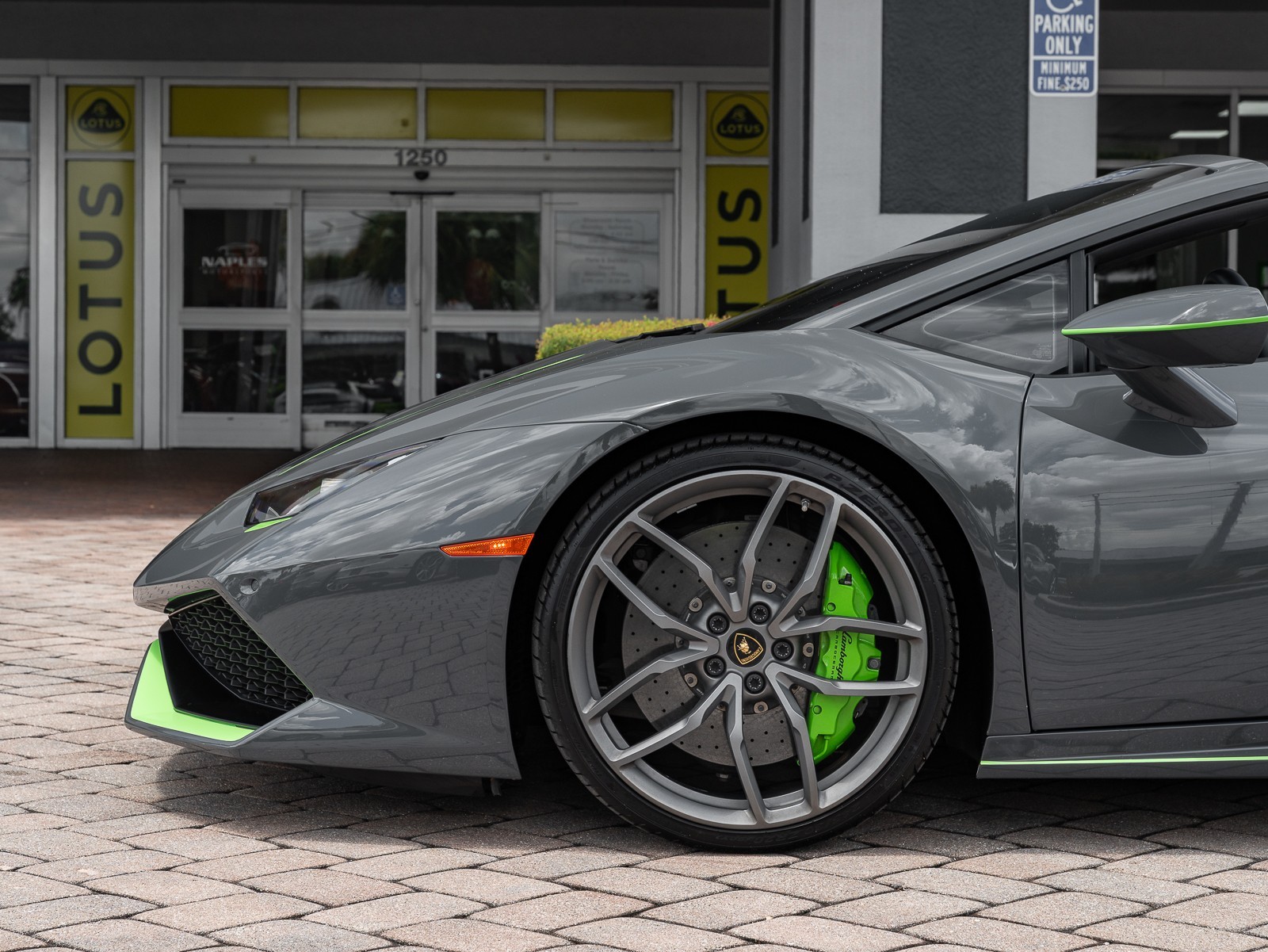 2016 Lamborghini Huracan LP 610-4 Spyder photo 9