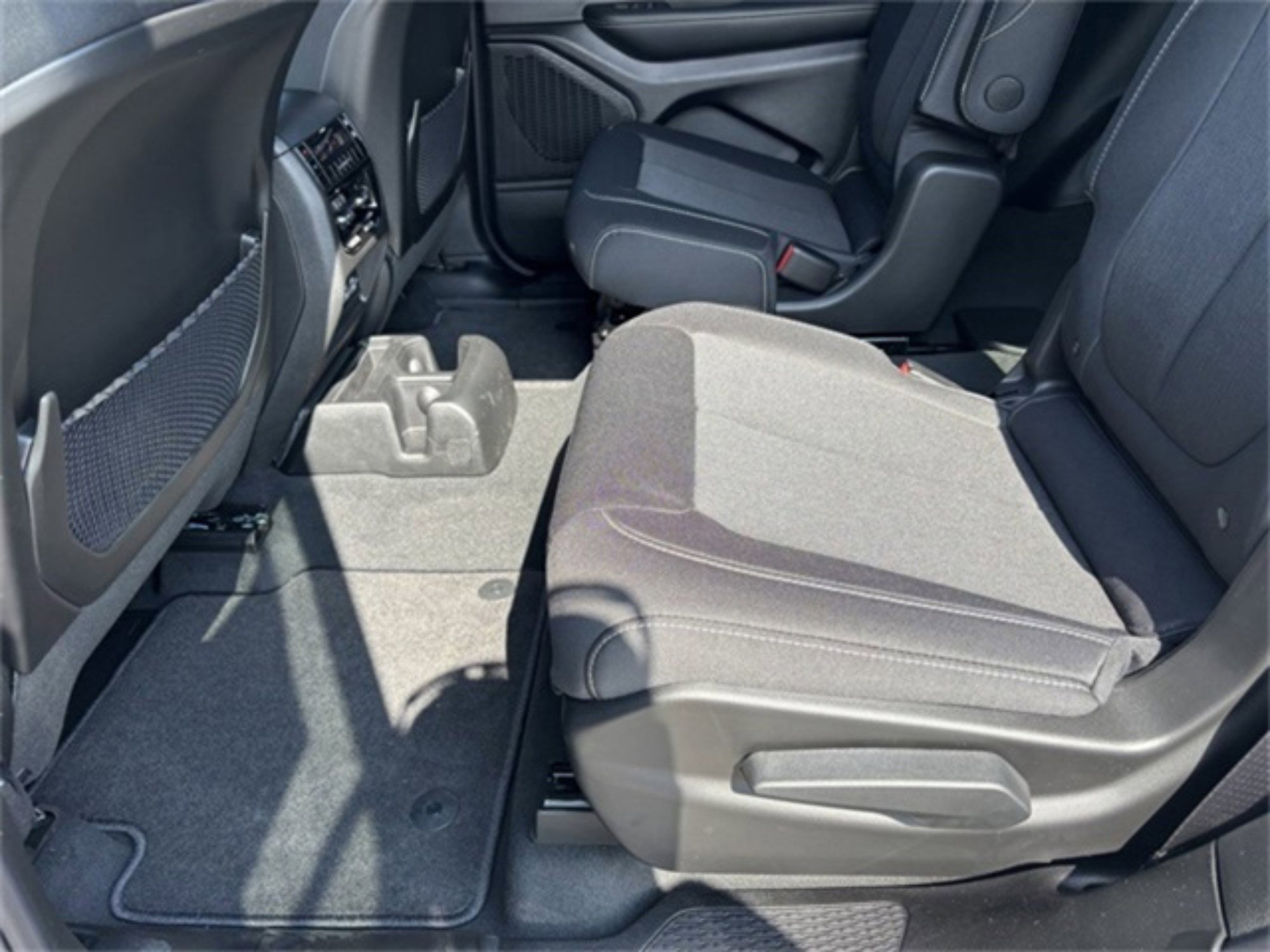 2025 Jeep Grand Cherokee Laredo Altitude photo 26