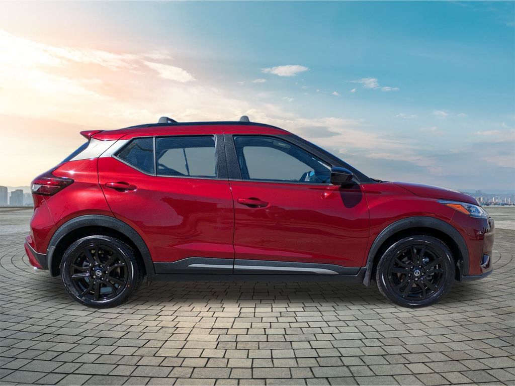 2021 Nissan Kicks SR photo 4