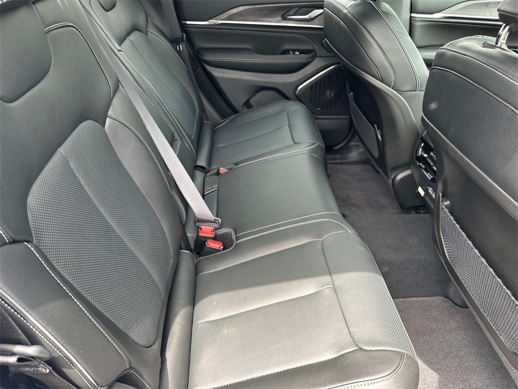 2025 Jeep Grand Cherokee Overland photo 13