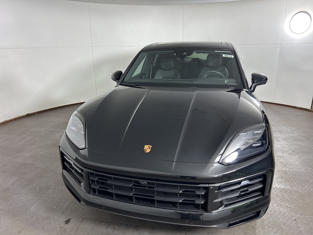 2025 Porsche Cayenne photo 2