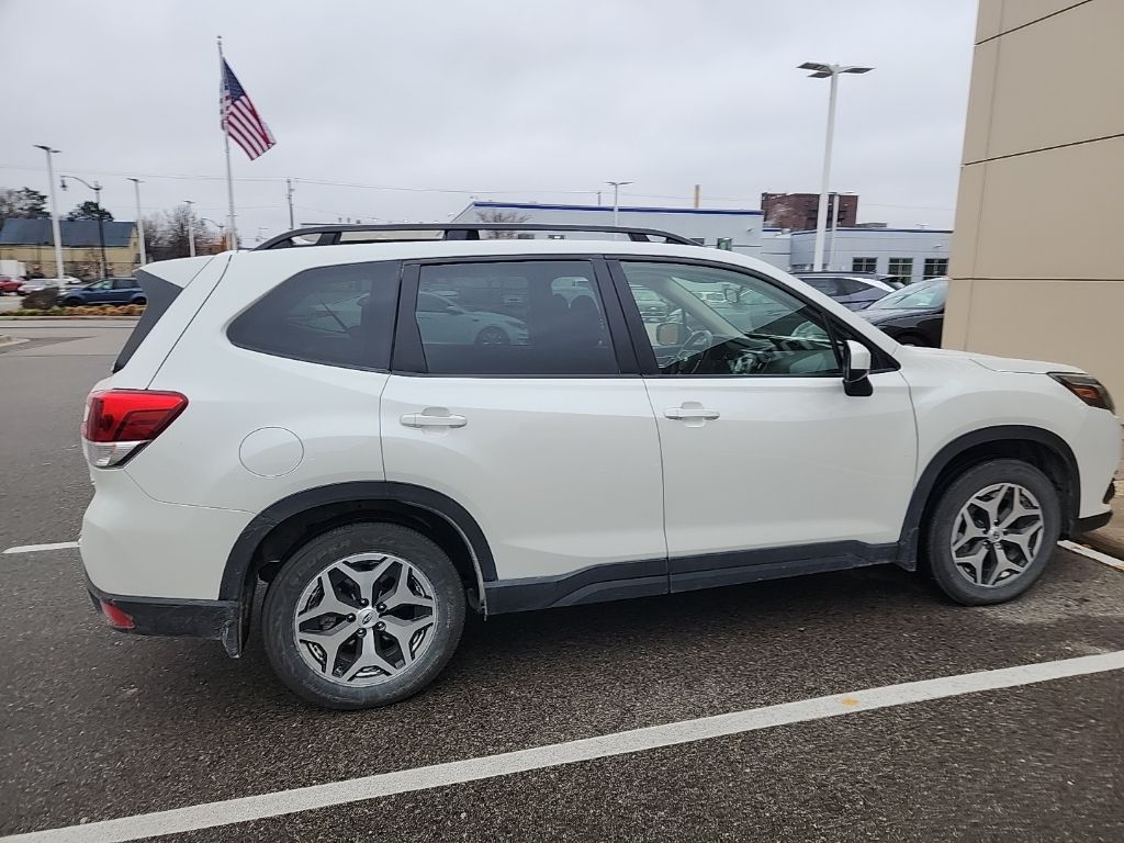 2022 Subaru Forester Premium photo 3