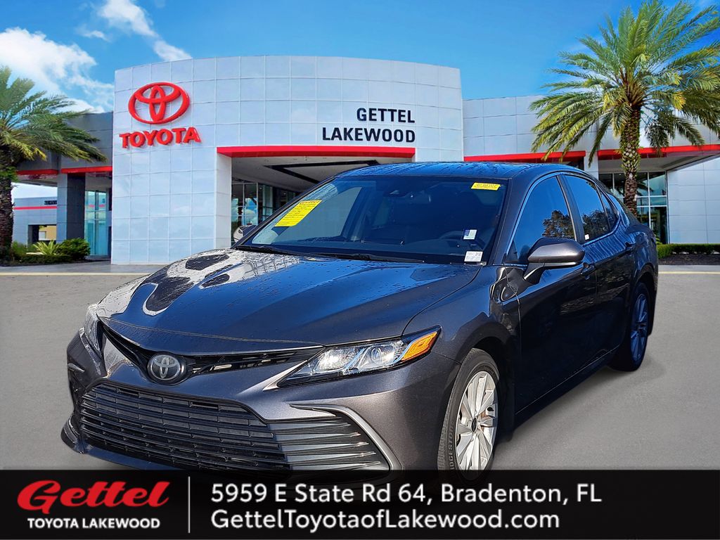 2022 Toyota Camry LE's photo