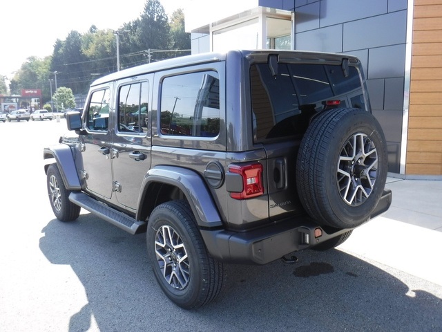 2025 Jeep Wrangler Sahara photo 10