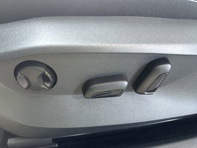2025 Volkswagen Taos SE photo 4
