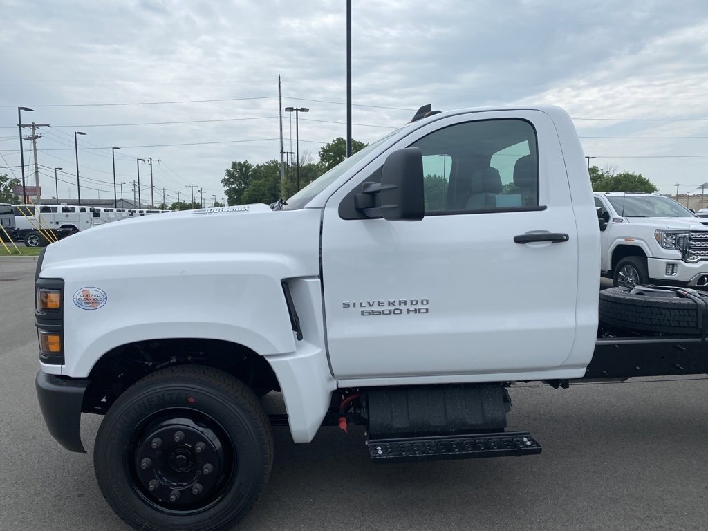 2023 Chevrolet Silverado 6500HD Work Truck photo 3