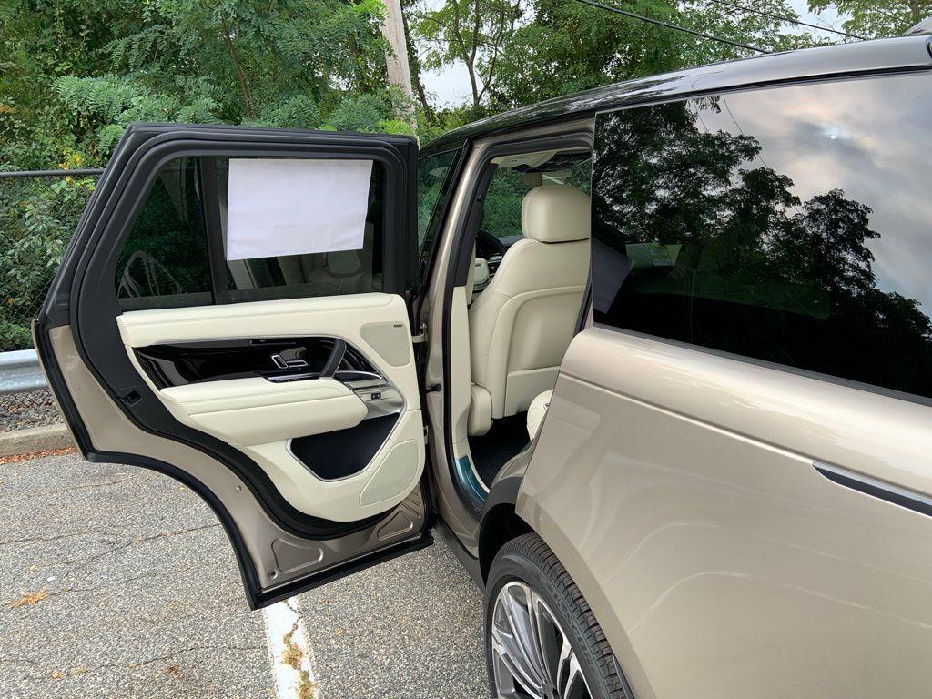 2025 Land Rover Range Rover SE photo 12