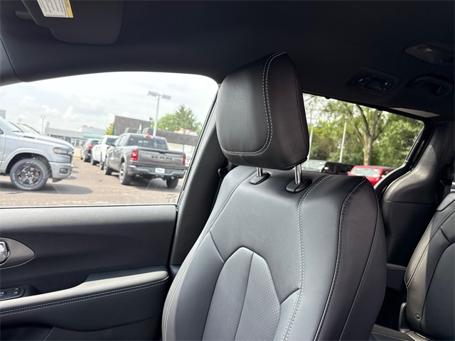 2025 Chrysler Pacifica photo 23