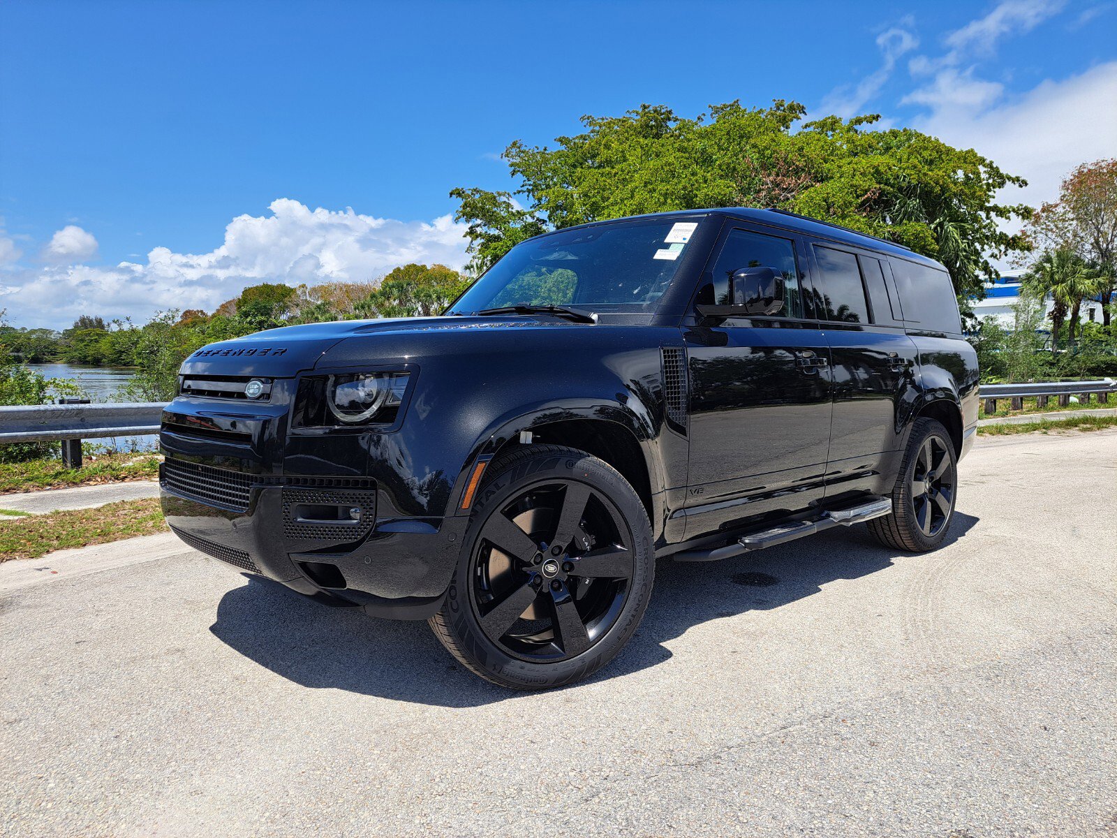 2025 Land Rover Defender V8