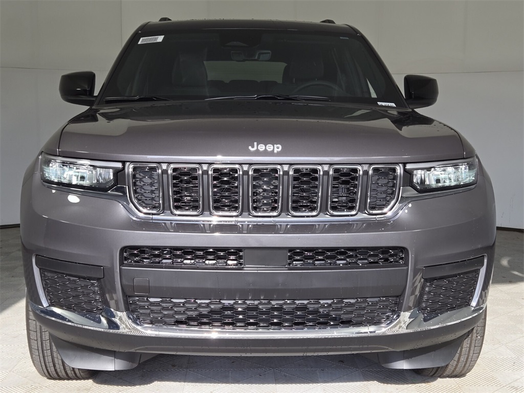 2025 Jeep Grand Cherokee Laredo photo 3
