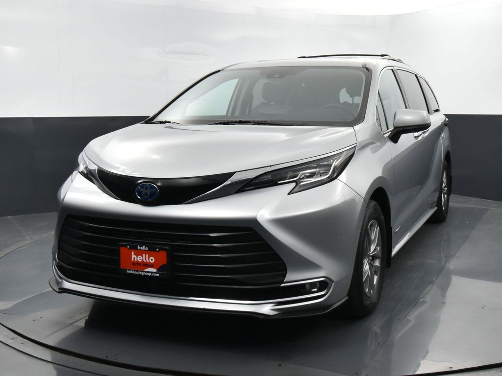 2021 Toyota Sienna XLE photo 3