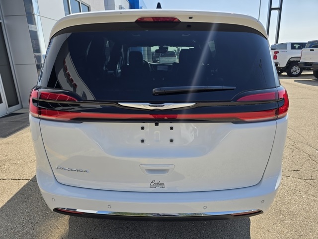 2026 Chrysler Pacifica photo 5