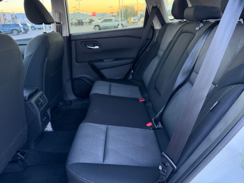 2024 Nissan Rogue SV photo 16