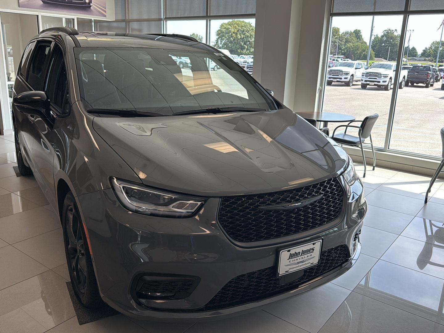 2025 Chrysler Pacifica Limited photo 2