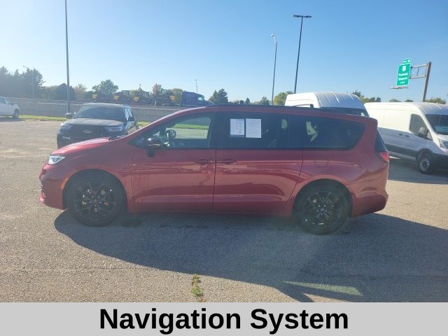 2025 Chrysler Pacifica Limited photo 2