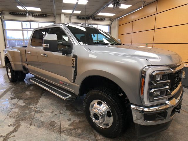 2023 Ford F-350 Super Duty Lariat's photo