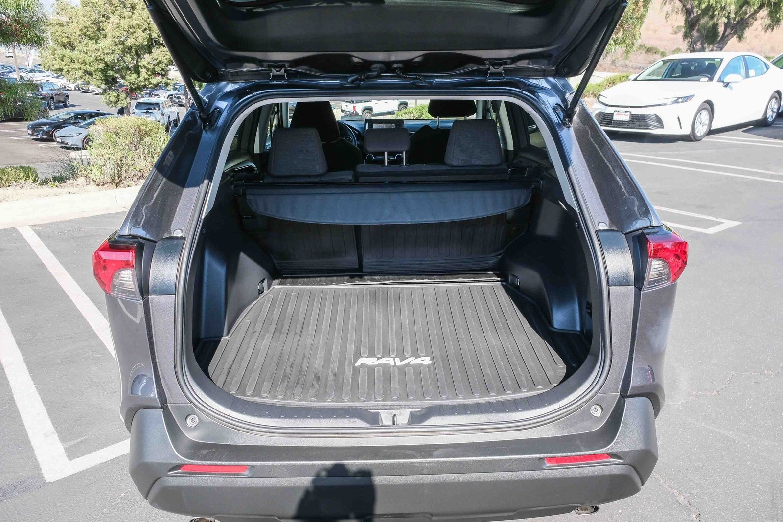 2022 Toyota RAV4 LE photo 27