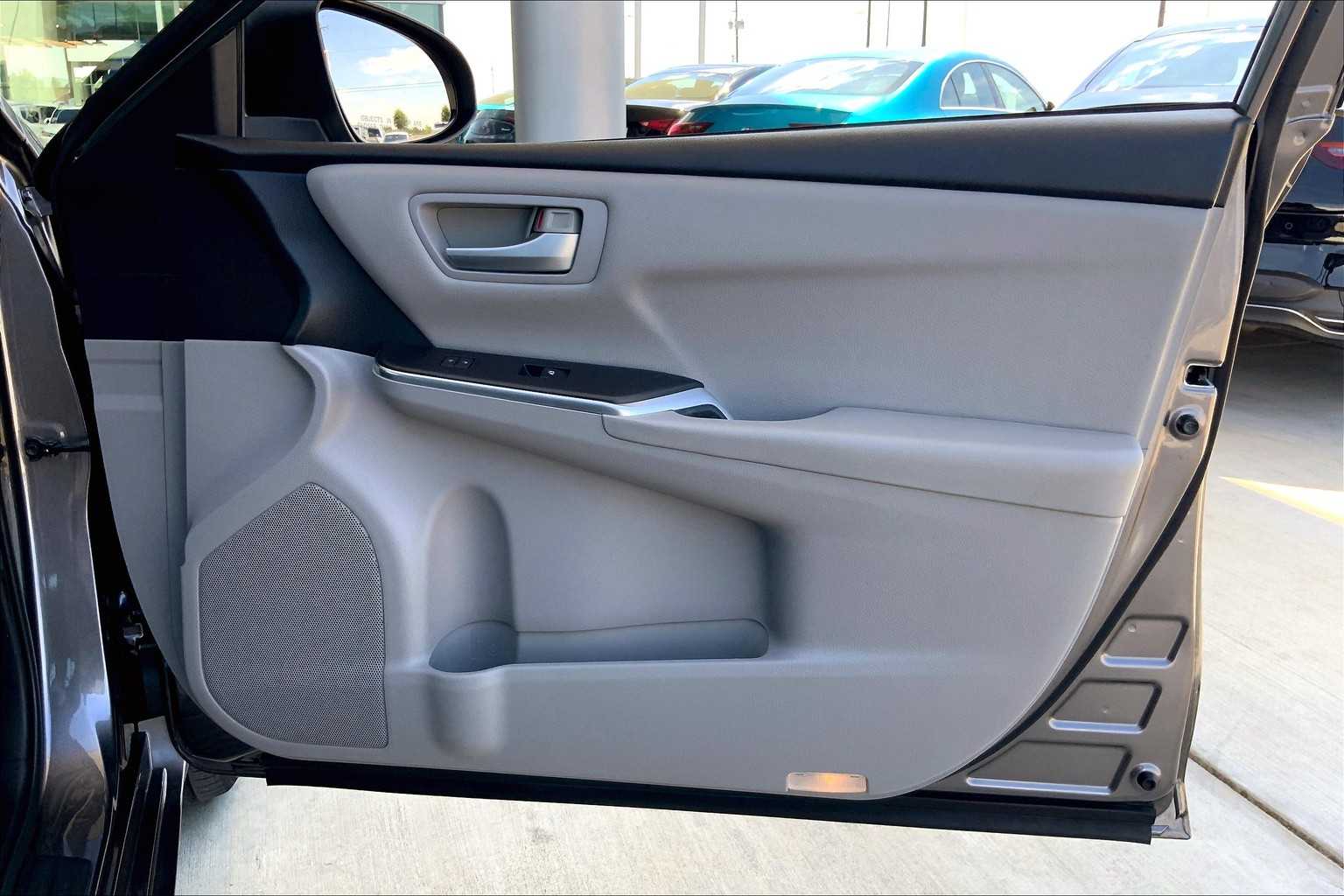 2017 Toyota Camry SE photo 18
