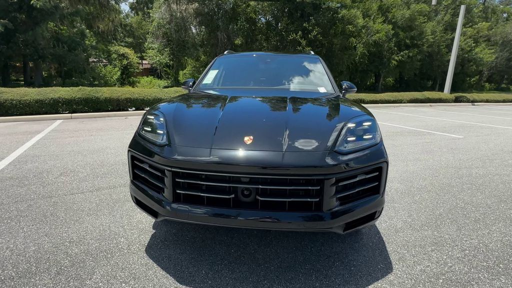 2025 Porsche Cayenne Base photo 3