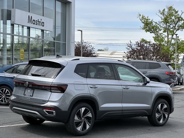 2025 Volkswagen Taos SE photo 2