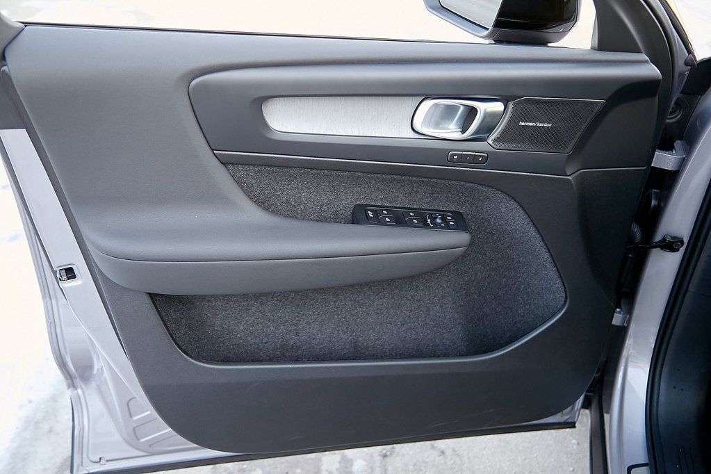 2026 VOLVO XC40 - Image 9