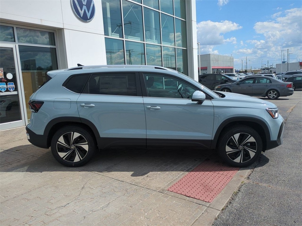 2025 Volkswagen Taos SE photo 8